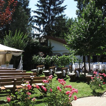Hotel-Restaurant-Vinothek Felix Sommer Auersthal Exterior photo