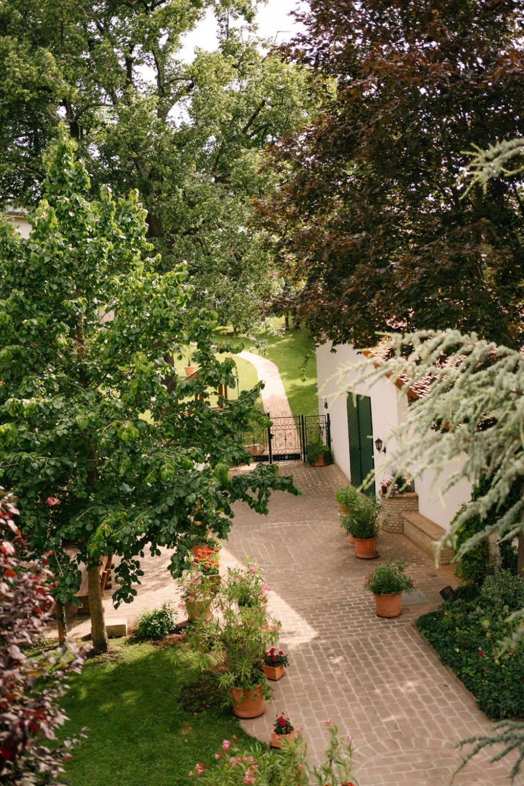 Hotel-Restaurant-Vinothek Felix Sommer Auersthal Exterior photo