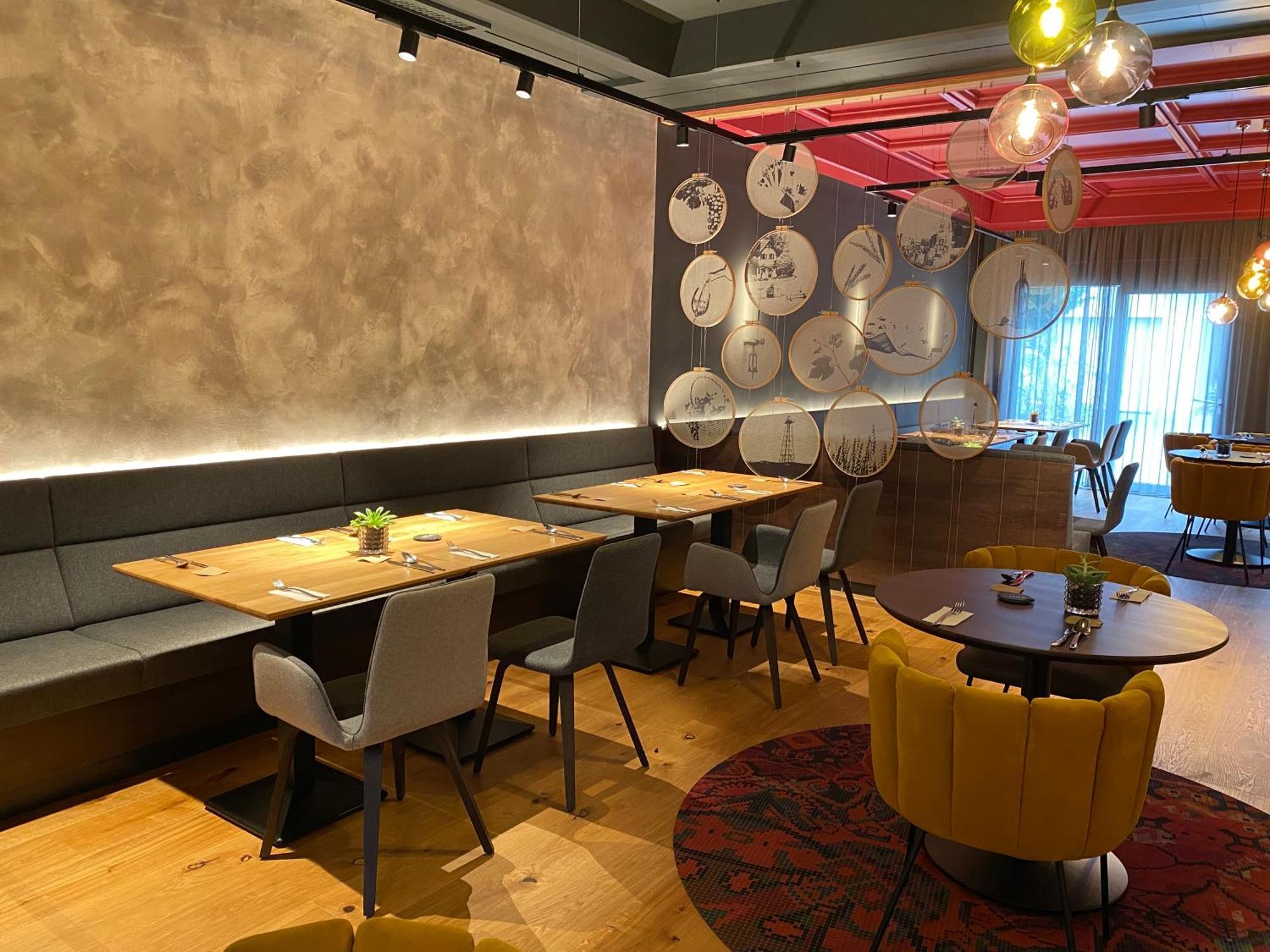 Hotel-Restaurant-Vinothek Felix Sommer Auersthal Exterior photo