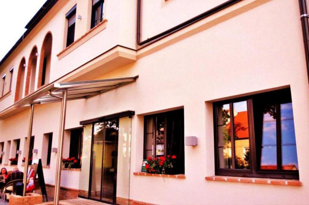 Hotel-Restaurant-Vinothek Felix Sommer Auersthal Exterior photo